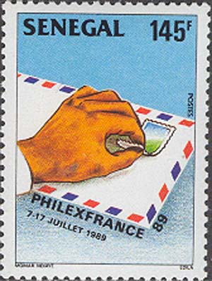 Наклеивание марки на конверт